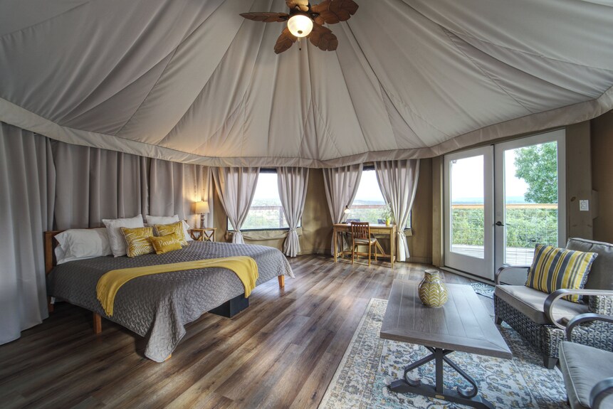 Premium Suite 4 - Safari Tent - Outdoor Soaking Tub - Spicewood, TX
