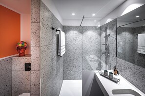 Een douche, milieuvriendelijke toiletartikelen, een haardroger
