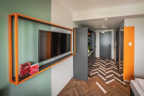 Desk, free WiFi, bed sheets - LOGINN Hotel Berlin Airport (Berlin)