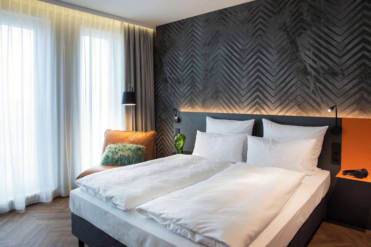 Een bureau, gratis wifi, beddengoed