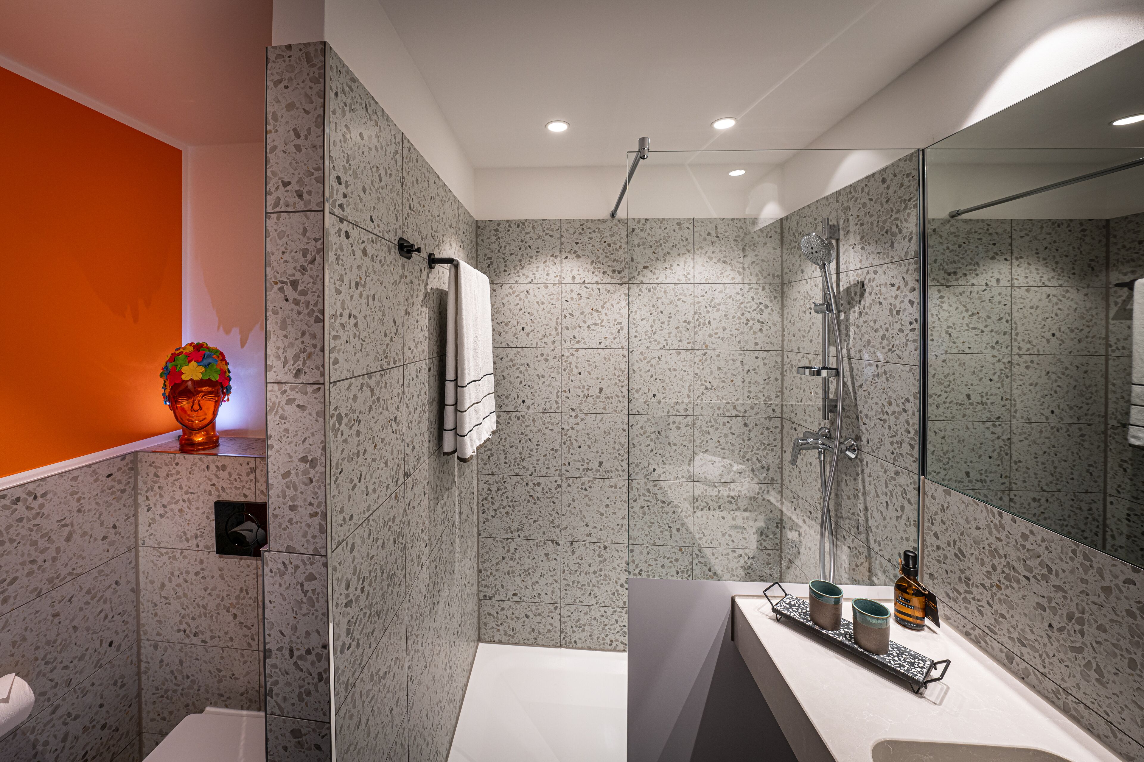 Une salle de bain moderne équipée d’une douche, de toilettes et d’un lavabo.