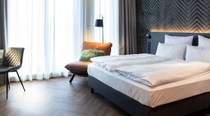 Desk, free WiFi, bed sheets - LOGINN Hotel Berlin Airport (Berlin)