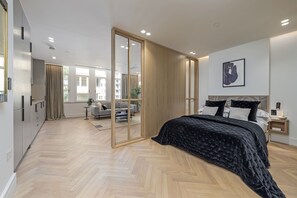 Stylish studio | Iron/ironing board, free cribs/infant beds, bed sheets - Covent Garden Piazza by Stayo (London)