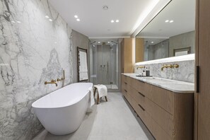 Covent Garden Piazza by Stayo Penthouse | Bathroom | Towels, toilet paper - Covent Garden Piazza by Stayo (London)