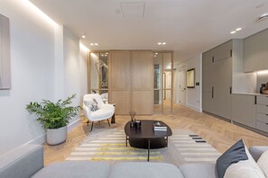 Stylish studio | Iron/ironing board, free cribs/infant beds, bed sheets - Covent Garden Piazza by Stayo (London)