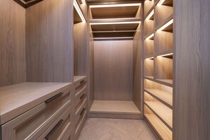 Covent Garden Piazza by Stayo Penthouse | Wardrobe - Covent Garden Piazza by Stayo (London)