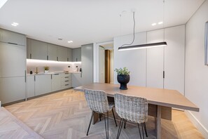 Luxury 2 bed at Covent Garden Piazza | Eigene Küche | Großer Kühlschrank, Mikrowelle, Geschirrspüler, Wasserkocher