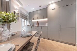 Chic 3 bed | In-room dining - Covent Garden Piazza by Stayo (London)