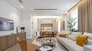 Covent Garden Piazza by Stayo Penthouse | Área de sala de estar | Televisión de 65 pulgadas con canales v ía satélite 
