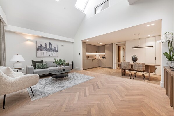 Luxury 2 bed at Covent Garden Piazza | Living area | 65-inch TV with satellite channels - Covent Garden Piazza by Stayo (London)