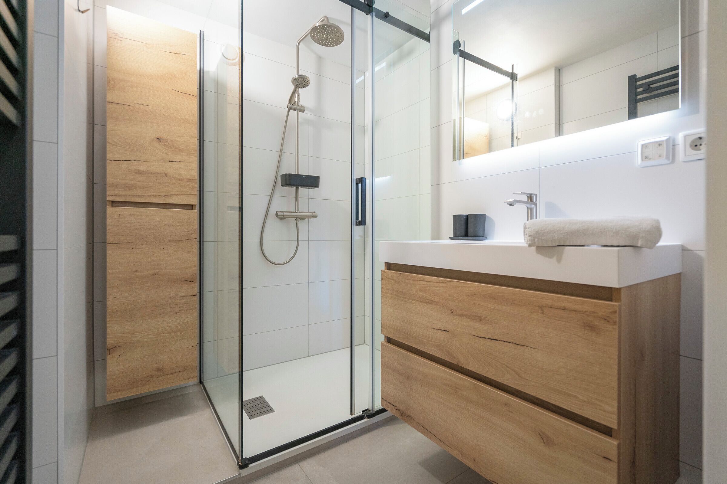 Een douche, handdoeken