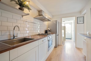 Fridge, oven, stovetop, dishwasher