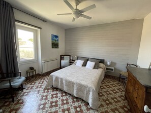 4 slaapkamers, een bureau, een strijkplank/strijkijzer, gratis wifi