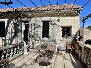 تناول الطعام بالخارج