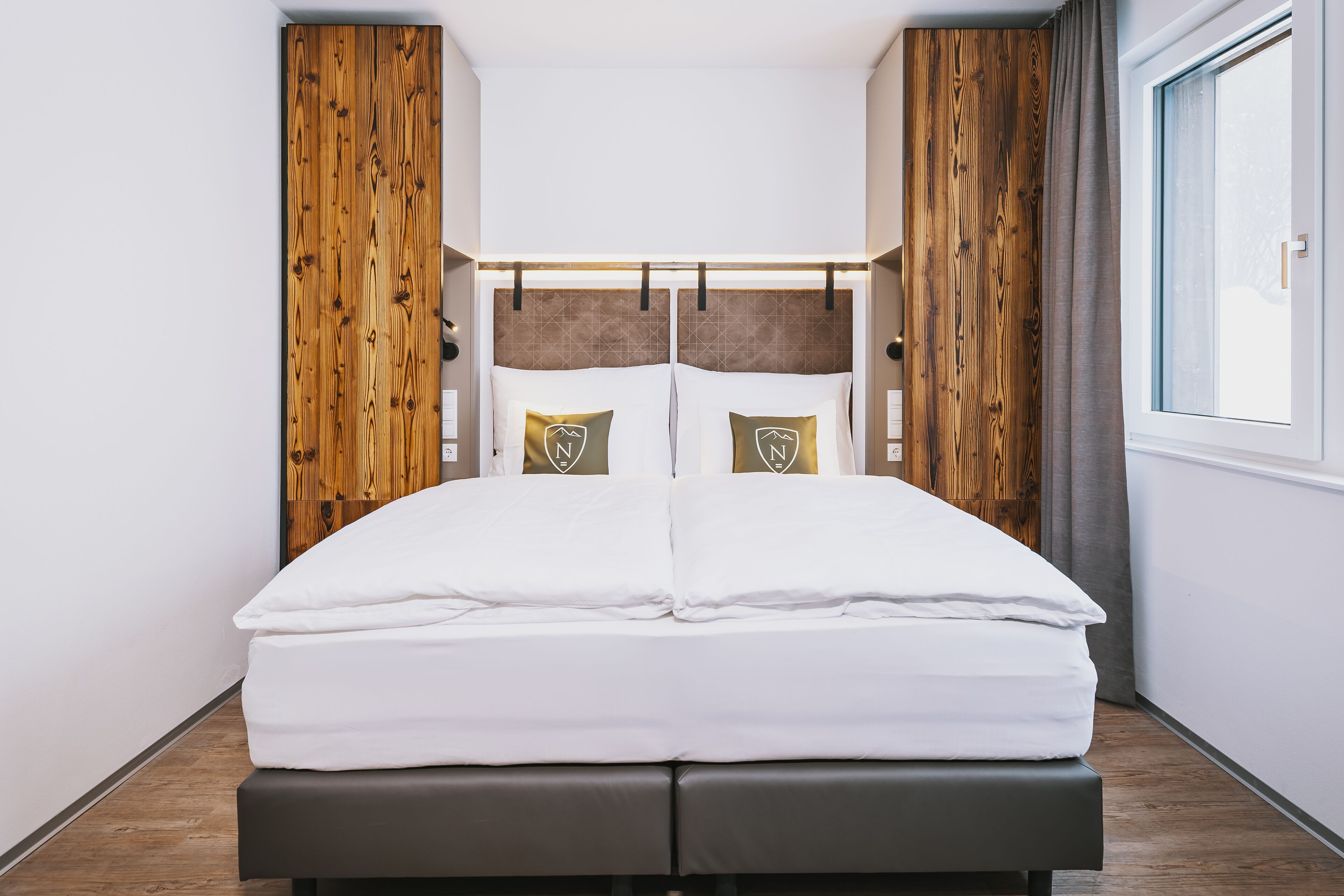 Hypo-allergenic bedding, in-room safe, desk, free WiFi