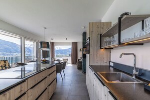 Ático | Cocina privada | Frigorífico pequeño, máquina de café espresso y hervidor eléctrico