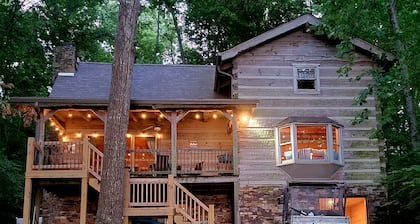 AUTHENTIC LAKEFRONT LOG CABIN-SLEEPS 10. PRIVATE DOCK. FIREPIT.