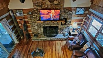 TV connectée, cheminée, jeux vidéo, livres