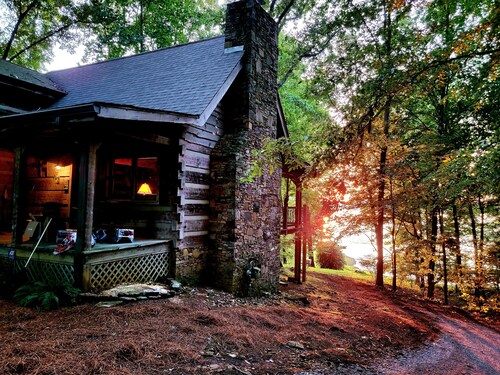 AUTHENTIC LAKEFRONT LOG CABIN-SLEEPS 10.  PRIVATE DOCK.  FIREPIT.