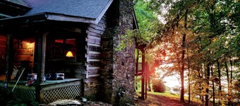 AUTHENTIC LAKEFRONT LOG CABIN-SLEEPS 10. PRIVATE DOCK. FIREPIT.