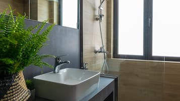 Deluxe Suite | Bathroom | Shower, rainfall showerhead, hair dryer, slippers