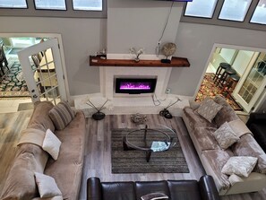 Televisión y chimenea 