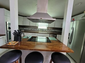 Refrigerador y utensilios de cocina