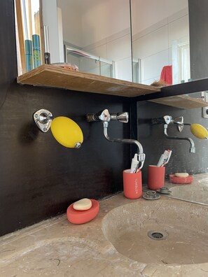 Shower - A Perch in Marseille (Marseille)