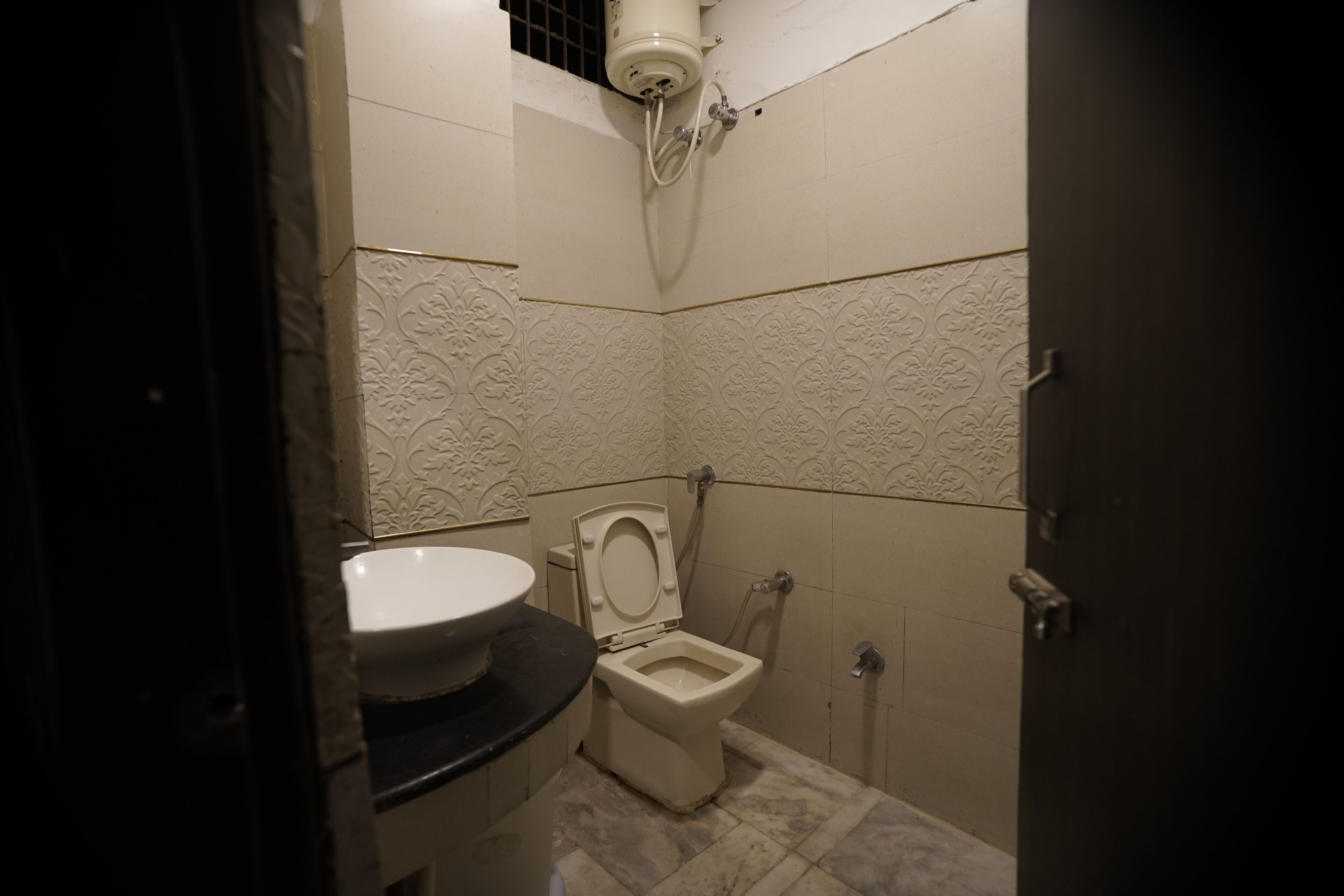 Een kleine badkamer met toilet, wastafel en douche.