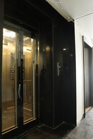 Elevator - Hotel The Black Gold (Kharar)