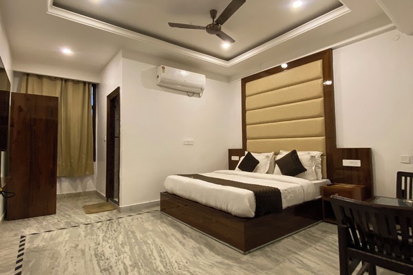 Premium Room | Desk, WiFi (free), bed sheets