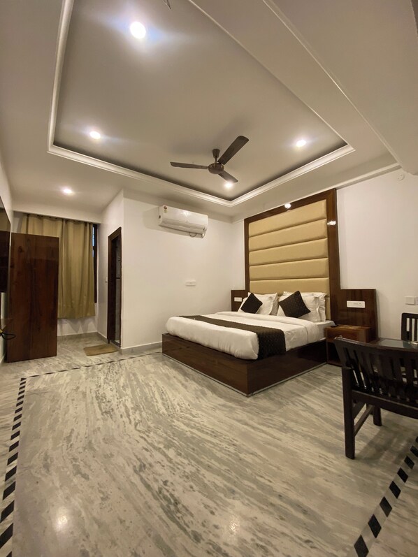 Premium Room | Desk, free WiFi, bed sheets - Hotel The Black Gold (Kharar)