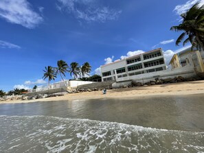 Sur la plage, chaise longue, serviettes de plage