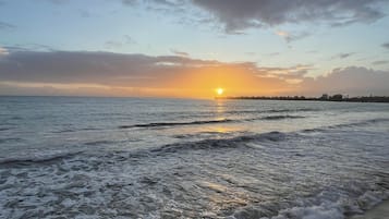 På stranden, solsenger og strandhåndklær