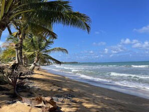 Na praia, espreguiçadeiras, toalhas de praia 
