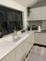Bungalow panorámico, baño privado, vistas al patio | Cocina compartida