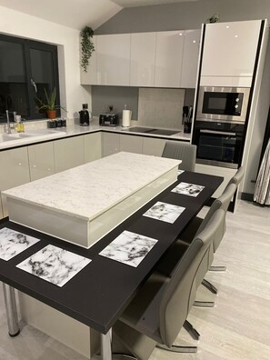 Bungalow Panoramique, salle de bains privée, vue cour intérieure | Cuisine partagée