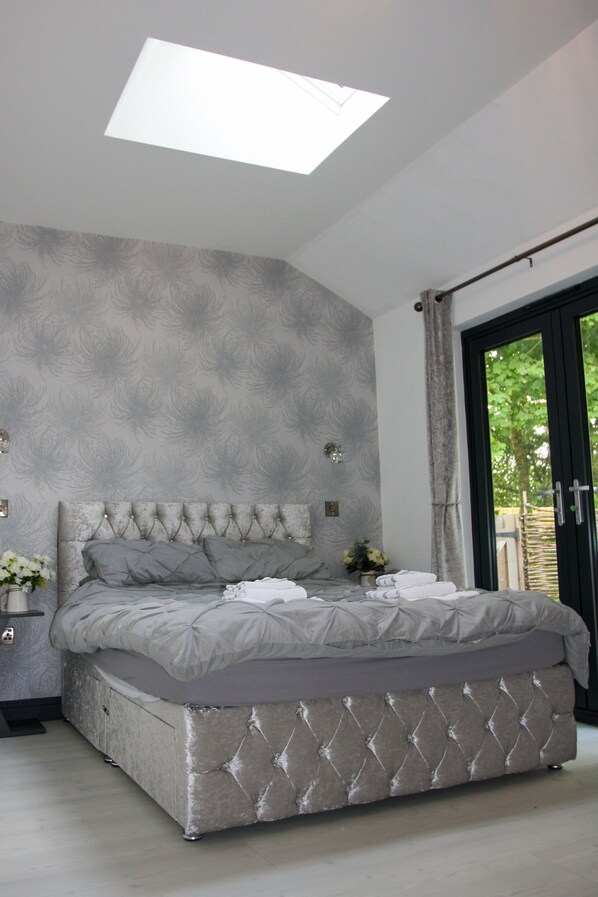 Panoramic-Bungalow, eigenes Bad, Blick auf den Innenhof