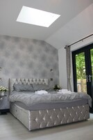 Bungalow panorámico, baño privado, vistas al patio | 1 dormitorio