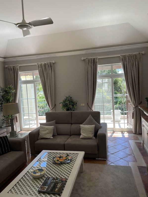 Fireplace - Stunning 2-bed Apartment in Faro (Loulé)