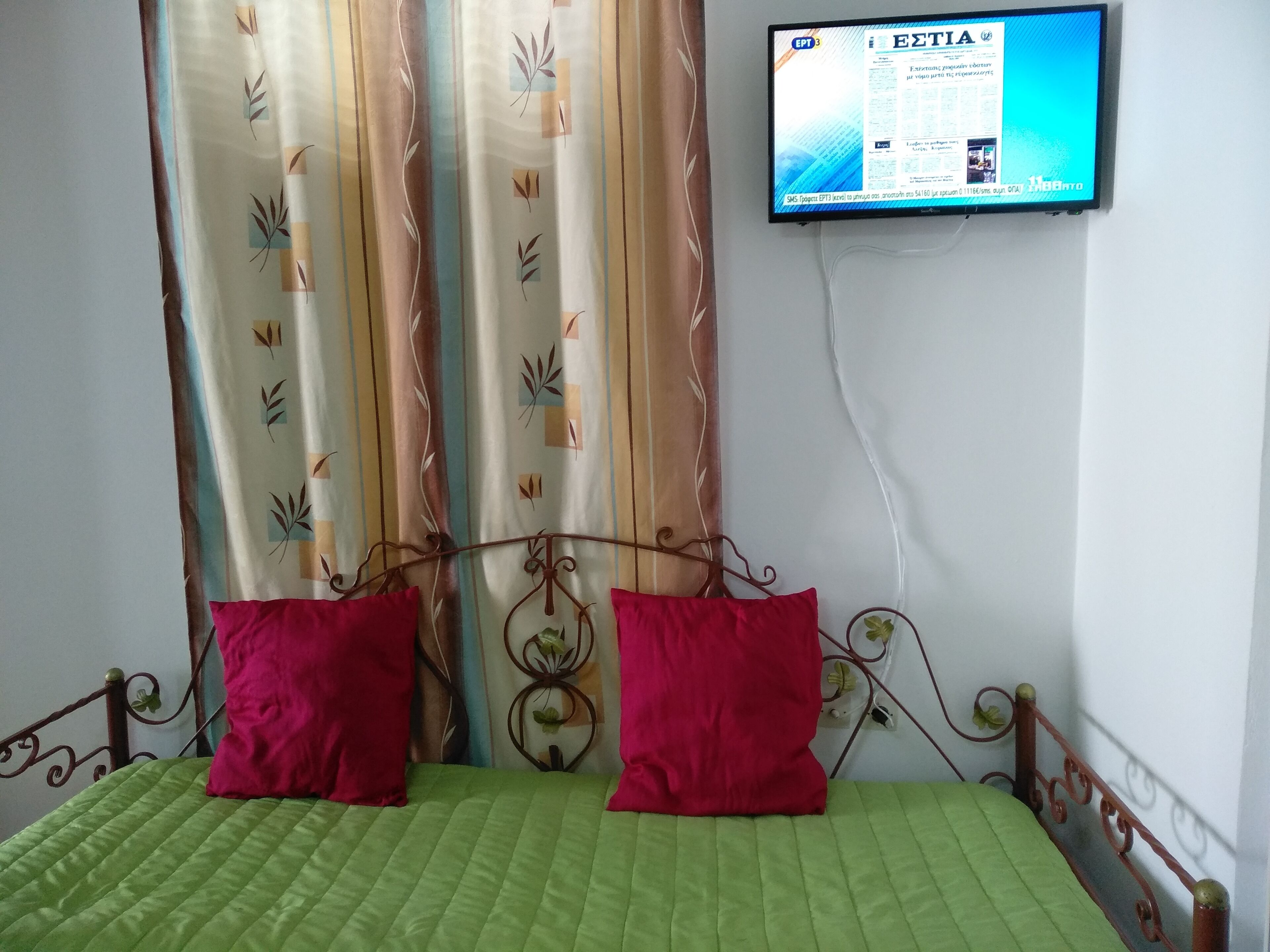 1 slaapkamer, een bureau, een strijkplank/strijkijzer, reisbedje