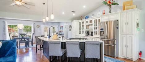 Refrigerador, microondas, horno, placa de cocina