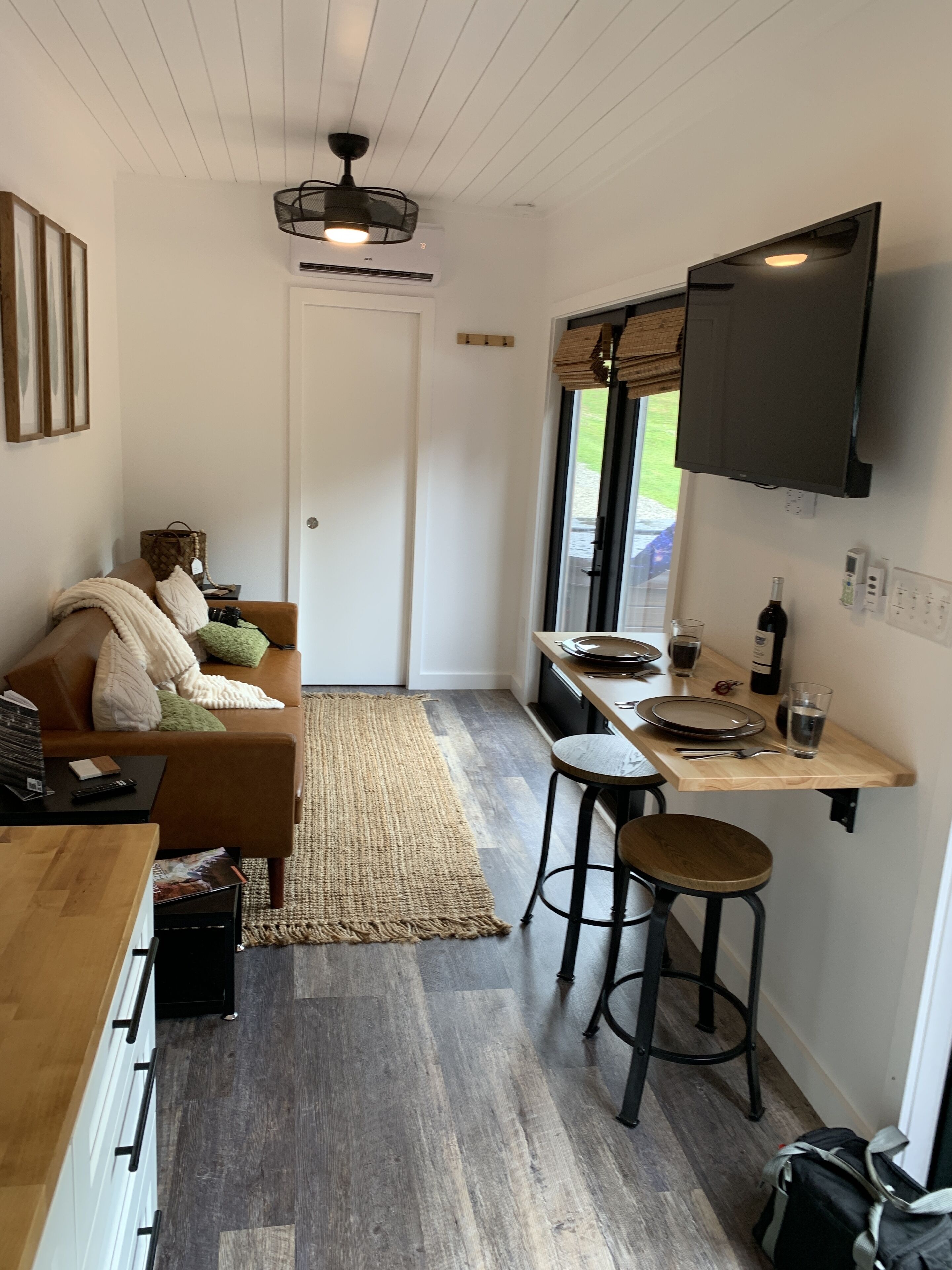 TV connectée, livres, chaîne hi-fi