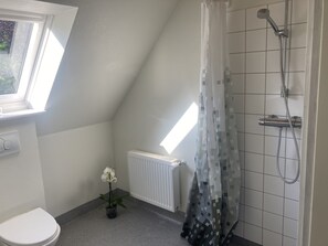 Classic Double or Twin Room | Bathroom