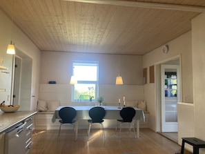 Klassieke kamer, 1 twee- of 2 eenpersoonsbedden | Gemeenschappelijke keuken | Een koelkast, een microgolfoven