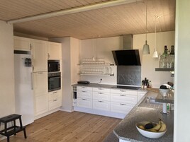 Classic-værelse med dobbeltseng eller 2 enkeltsenge | Fælles køkkenfaciliteter | Køleskab på fællesareal, mikrobølgeovn på fællesareal