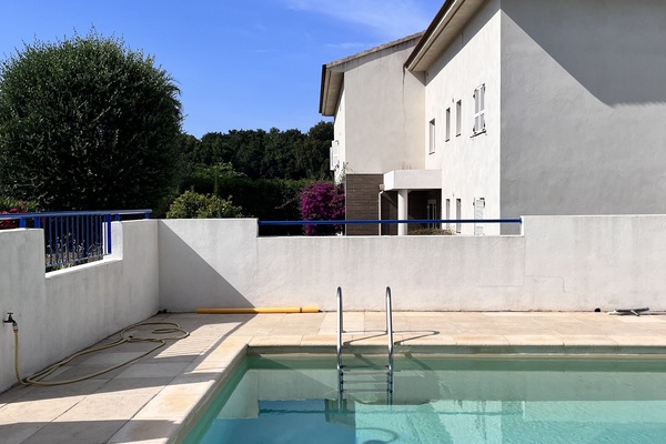 Swimmingpool mit Haus