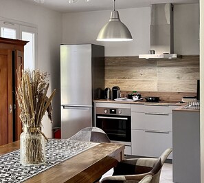 Réfrigérateur, micro-ondes, four, plaque de cuisson