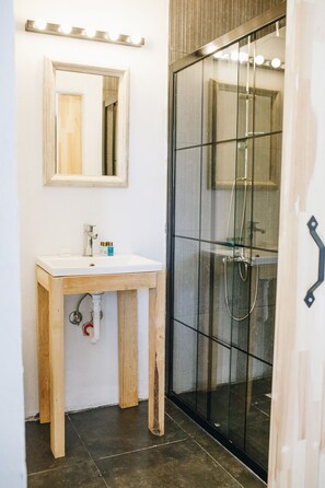 Senior Double Room | Bathroom | Shower, rainfall showerhead, hair dryer, towels - Dud Otel Alaçatı (Cesme)