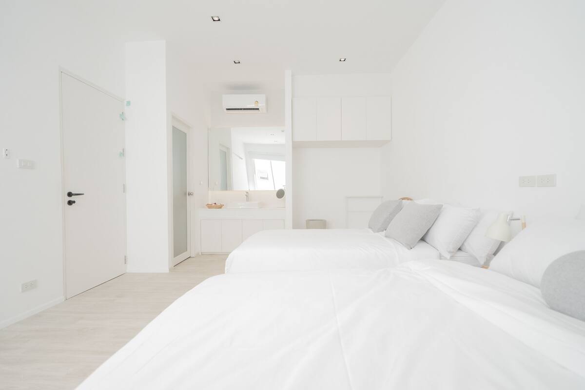 Un dormitorio con cama, mesita de noche y armario.